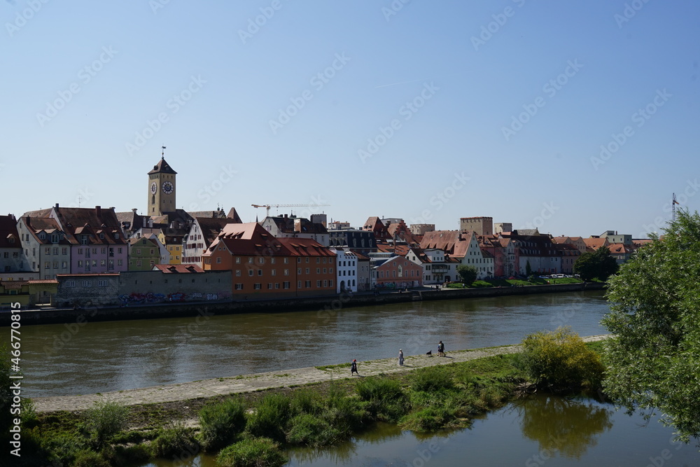 Blick über die Donau zur Regensburger Altstadt