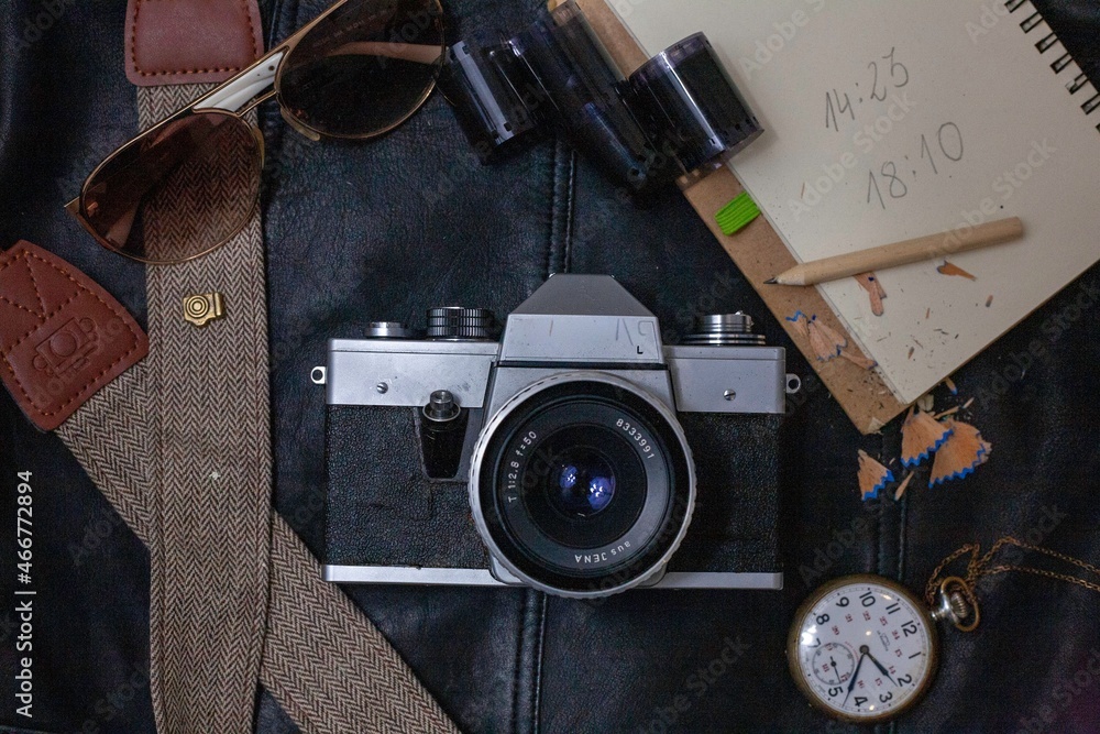 Obraz na płótnie planowanie podróży aparat analog vintage w salonie