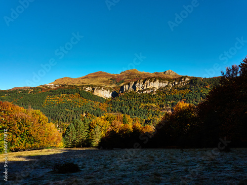 Selva de Irati en otoño con vista al monte  Lakartxela © Alotz
