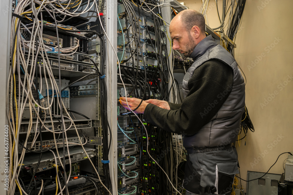 Service and maintenance of a rack with powerful network servers in the ...