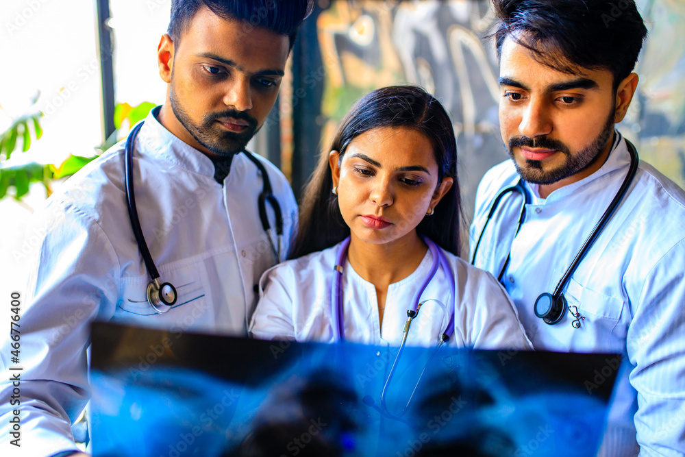 indian doctors are checking examining chest x-ray film - obrazy, fototapety, plakaty 