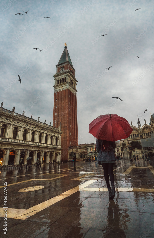 Obraz premium Girl possing with an umbrella in Venezia on a rainy day