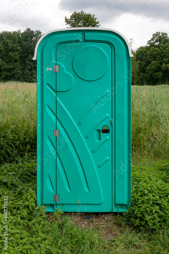 Toaleta przenośna w parku leśnym photo