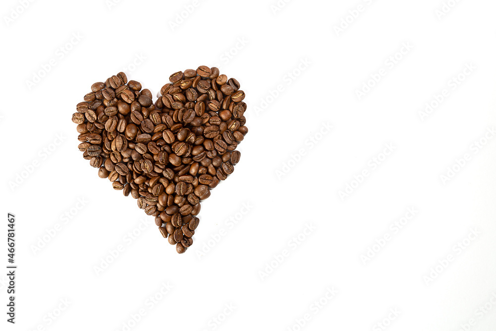 Muitos grãos de café torrados que juntos e aglomerados, formam um coração, sobre fundo branco.