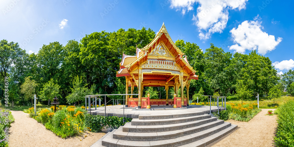 Obraz premium Thailändischer Tempel im öffentlichen Park in Bad Homburg vor der Höhe, Taunus, Hessen, Deutschland 