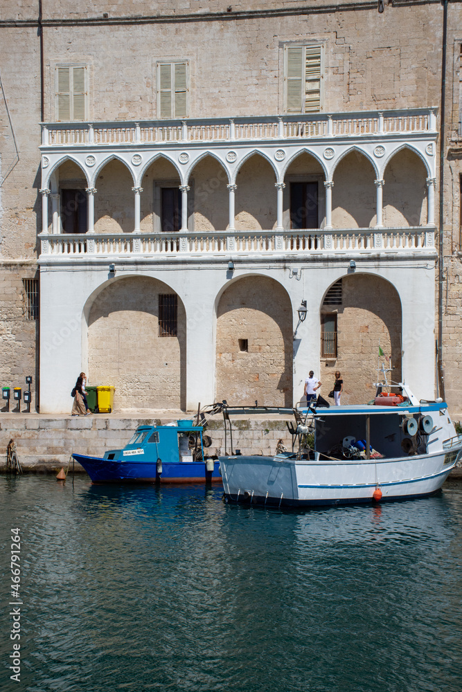 Puglia - Un suggestivo scorcio del porto di Molfetta