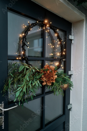 Kranz mit Fairlights im Fenster  photo