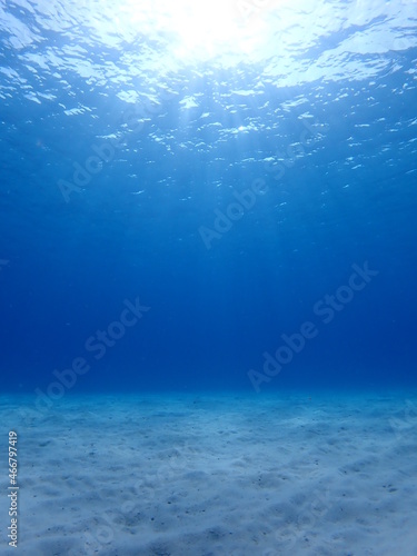 沖縄県の阿嘉島の珊瑚礁や海底の砂が綺麗な海の風景