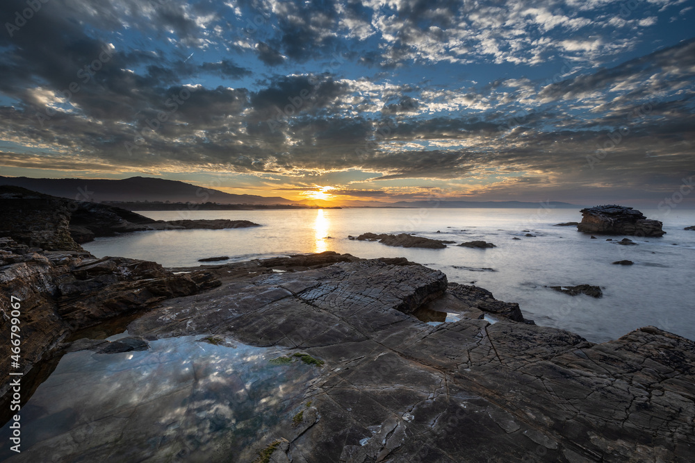 Obraz premium Spectacular sunset of varied color in the sky on the coast of Galicia!