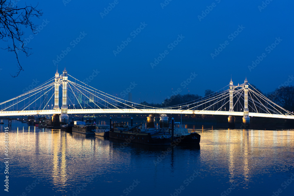 Naklejka premium bridge at night