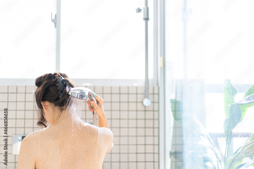 お風呂でシャワーを浴びる若い女性 Stock Photo Adobe Stock