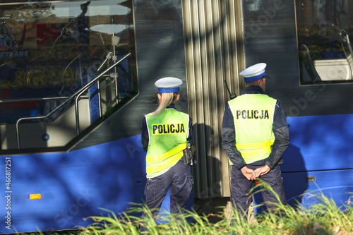 Policjant drogówki kieruje ruchem drogowym w mieście.  photo