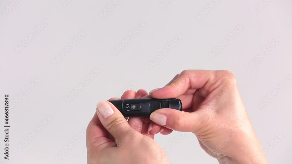 Women's hands uses a diabetes lancing device with 9 depth adjustment options to minimize injury and reduce pain. Portable and easy to carry. Diabetes diagnostic kit Women's hands uses a diabetes lancing device with 9 depth adjustment options to minimize injury and reduce pain. Portable and easy to carry. Diabetes diagnostic kit
