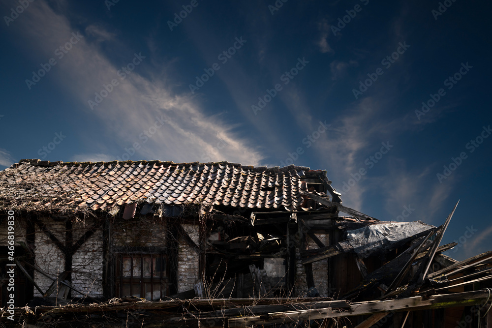 Altes Haus abreißen und neu bauen. Stock Photo Adobe Stock