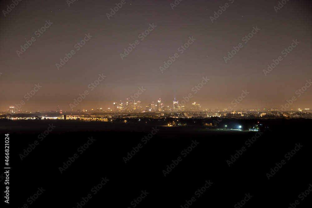 Warszawa nocą ze smogiem, Warszawa nocą z mgłą Warszawa nocą ze smogiem, Warszawa nocą z mgłą