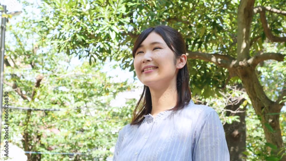 女性　笑顔　屋外