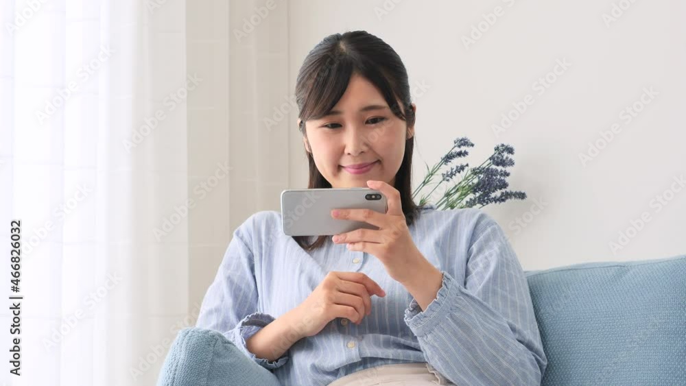女性 スマホ リビング 女性 スマホ リビング