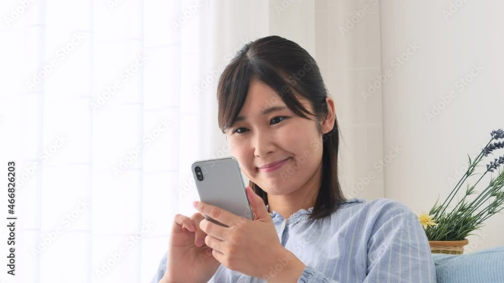 女性 スマホ リビング 女性 スマホ リビング
