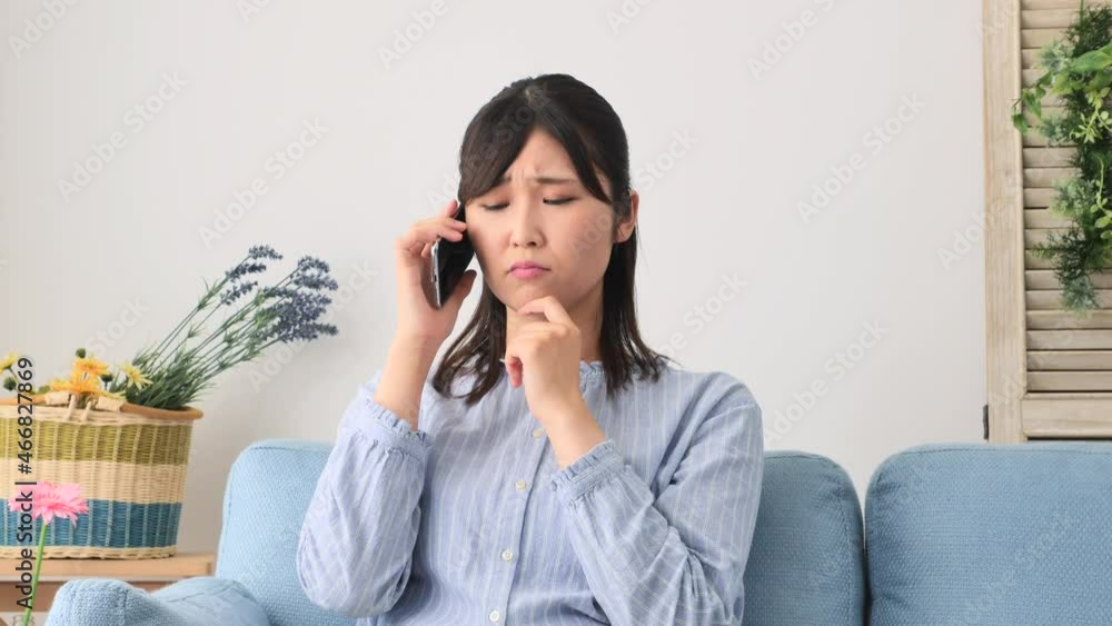 女性　電話する　困る　リビング