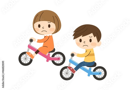 キックバイクに乗る2人の子供-ヘルメットなし