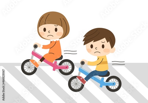 横断歩道でキックバイクに乗る2人の子供ヘルメットなし