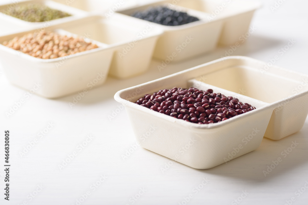 Azuki bean in compostable cardboard boxes are eco-friendly concepts and are mainly used as a plant-based ingredient in vegetarian, healthy food. Azuki bean in compostable cardboard boxes are eco-friendly concepts and are mainly used as a plant-based ingredient in vegetarian, healthy food.