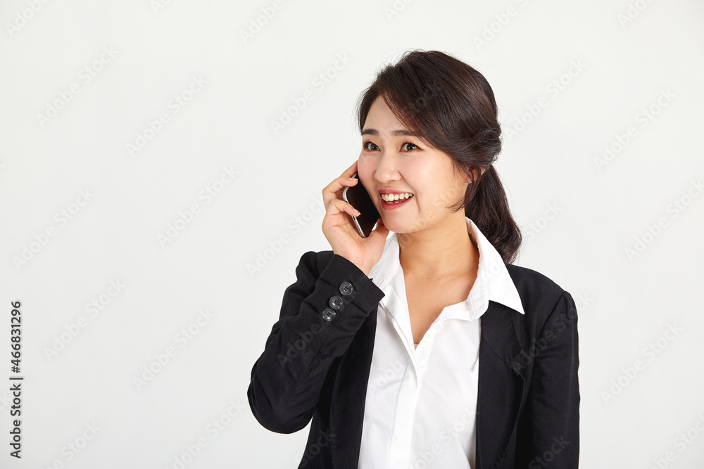 A business woman in her 30s who works on the phone on the move. A business woman in her 30s who works on the phone on the move.