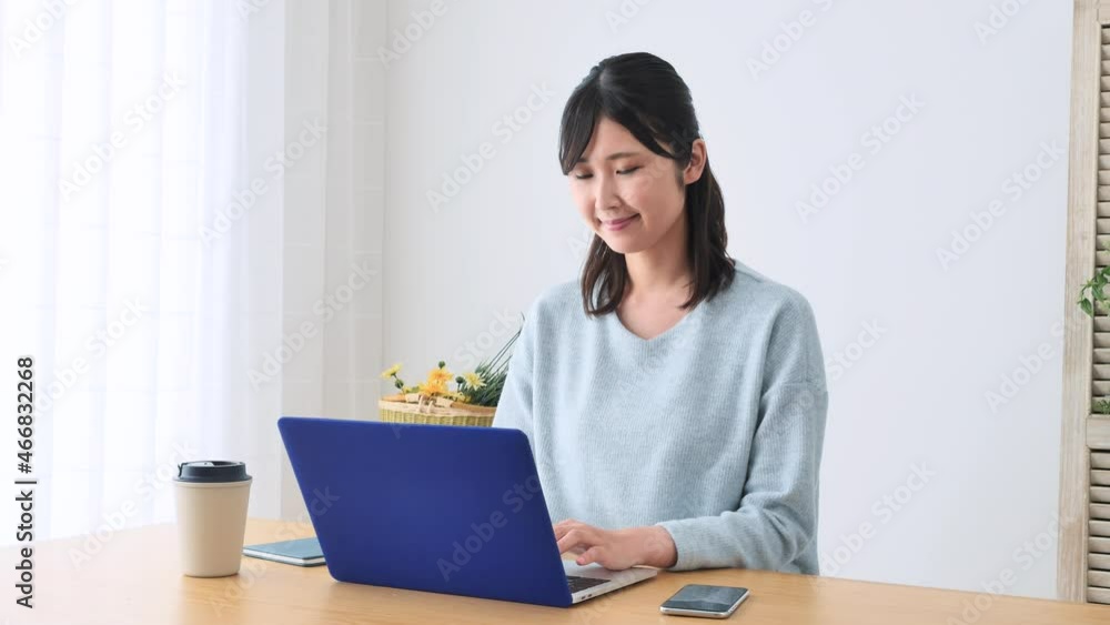 女性 リビング パソコン 女性 リビング パソコン
