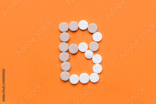 Vitamin B pills on color background photo