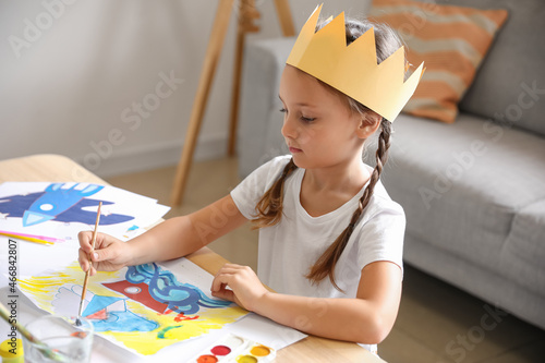 Young girl wearing paper cr...