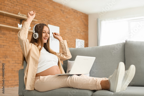 Young pregnant woman in hea...