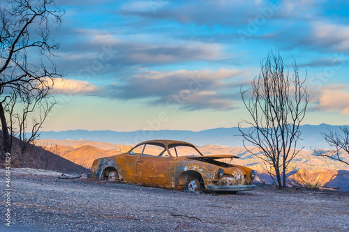 Foto Burnt Car Post Woolsey Fire,  Los Angeles California Wildfire