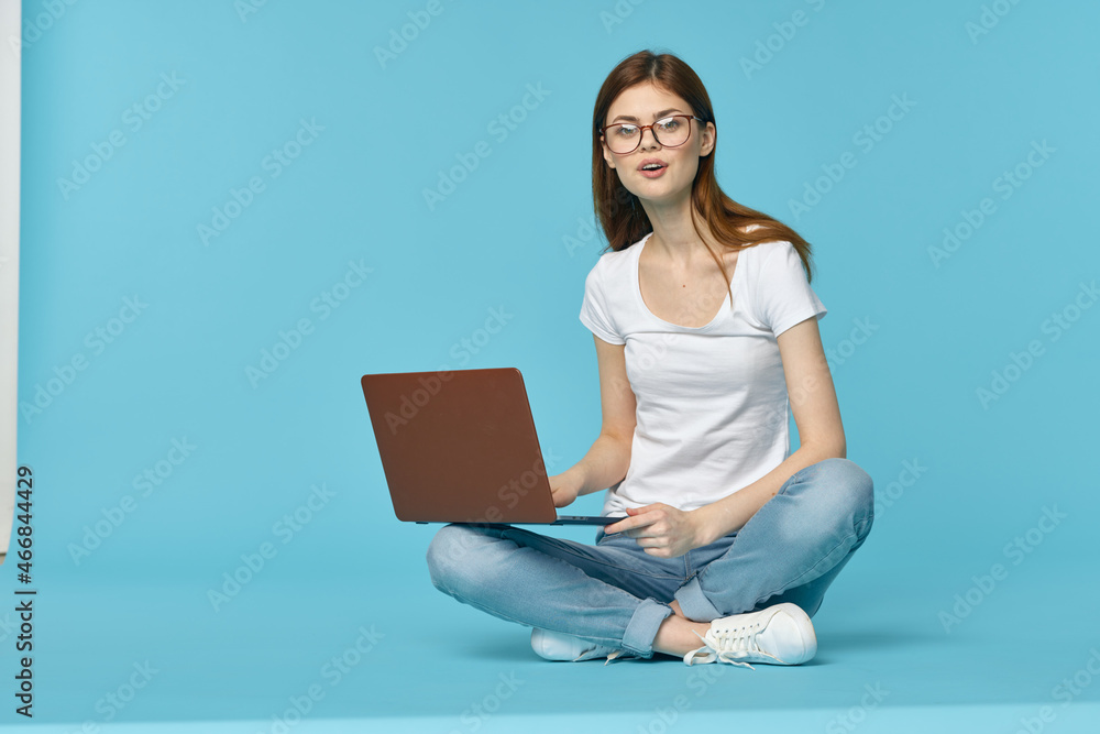woman sitting on the floor with laptop student education online woman sitting on the floor with laptop student education online