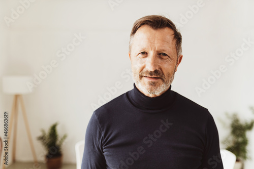 Foto Puzzled man staring at the camera with a quizzical expression