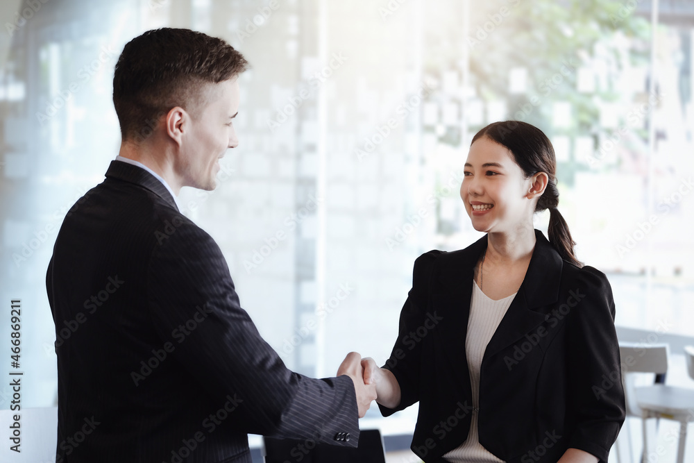 Congratulations, the owners of 2 companies are holding hands to congratulate them on their joint venture investments. Congratulations, the owners of 2 companies are holding hands to congratulate them on their joint venture investments.
