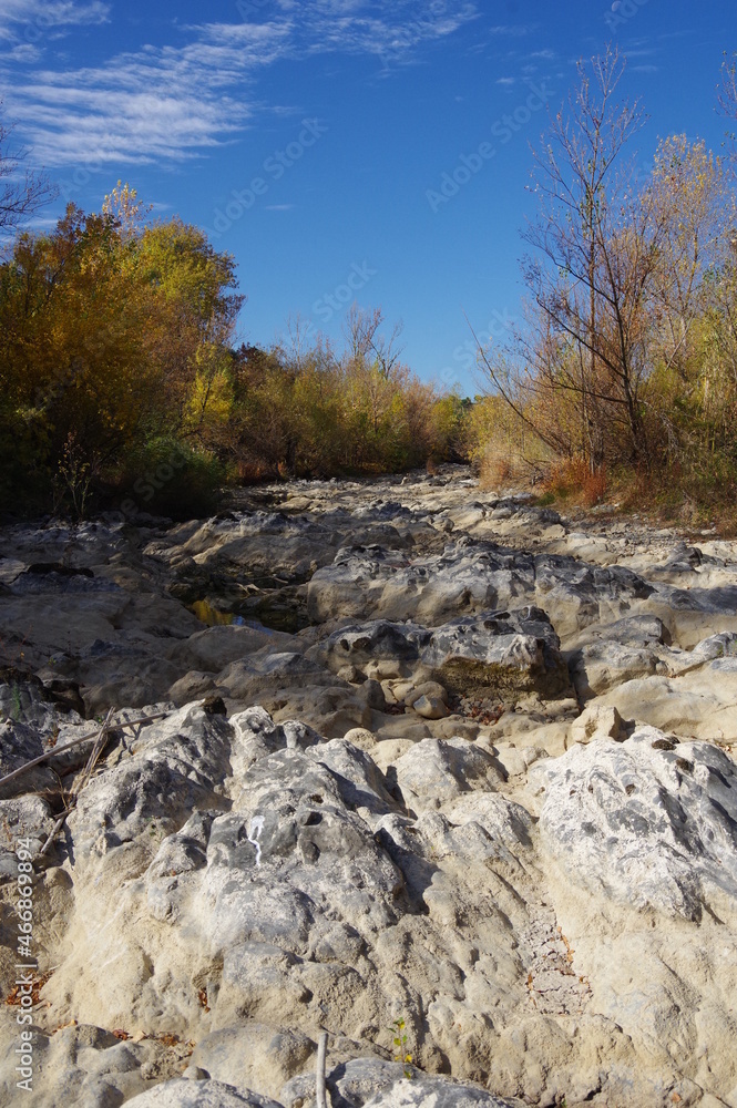Sècheresse d'un cours d'eau à sec avec une rivière qui manque totalement sans eau dû au dérèglement climatique et à la canicule Sècheresse d'un cours d'eau à sec avec une rivière qui manque totalement sans eau dû au dérèglement climatique et à la canicule