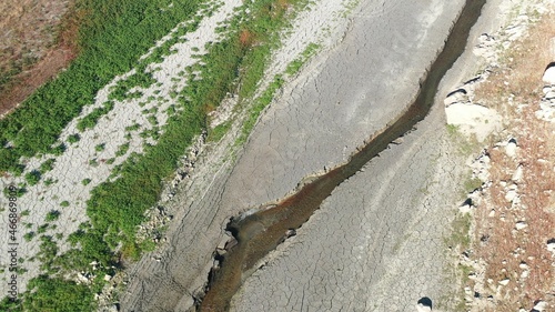 Sècheresse d'un cours d'eau à sec avec une rivière qui manque totalement sans eau dû au dérèglement climatique et à la canicule