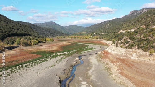 Sècheresse d'un cours d'eau à sec avec une rivière qui manque totalement sans eau dû au dérèglement climatique et à la canicule photo