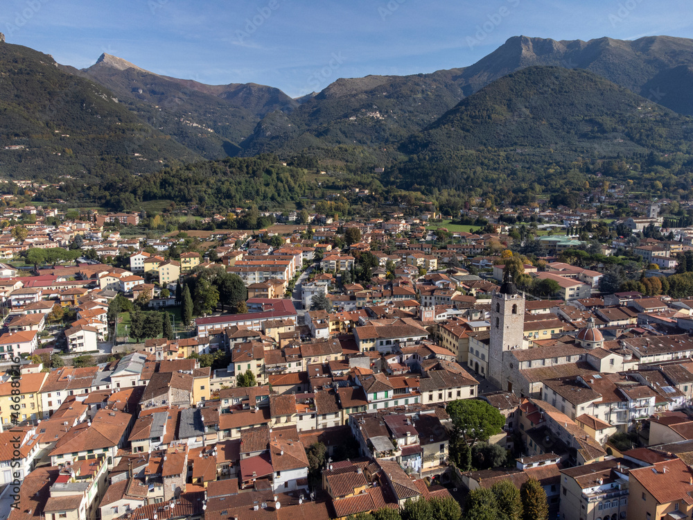 Vista aerea del centro storico di Camaiore, con le Alpi Apuane meridionali sullo sfondo