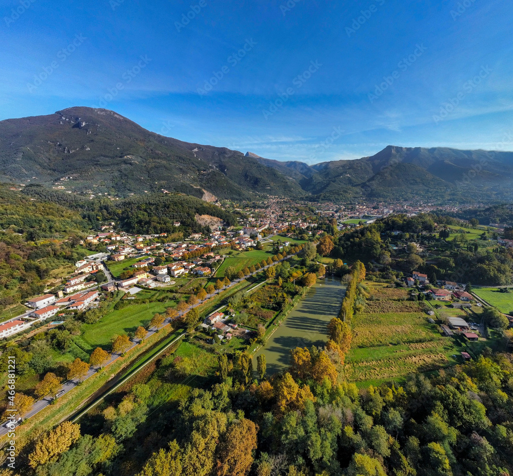 Obraz premium Toscana: vista aerea della conca di Camaiore e delle Alpi Apuane meridionali