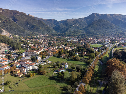 Toscana: vista aerea della conca di Camaiore e delle Alpi Apuane meridionali