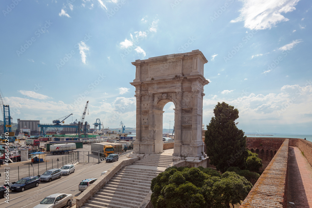 Ancona. Marche. Arco di Traiano con scorcio del porto, II° sec. d.C.