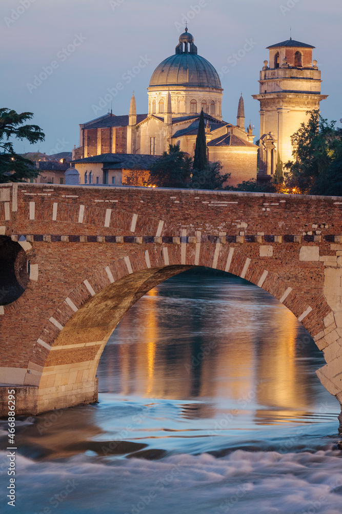 Verona. Ponte Pietra sul fiume Adige con la chiesa di San Giorgio in Braida