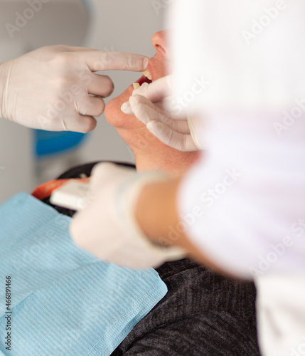 paciente es sometido a una intervenci  n odontol  gica en una cl  nica dental 