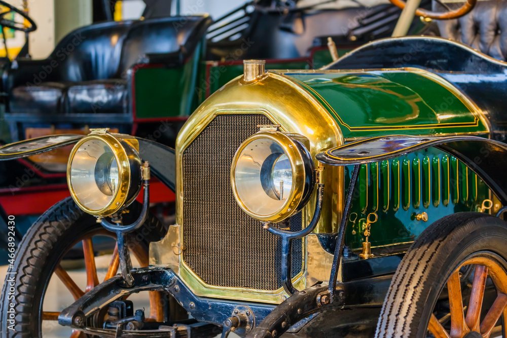 Fototapeta premium Vintage car - technology background