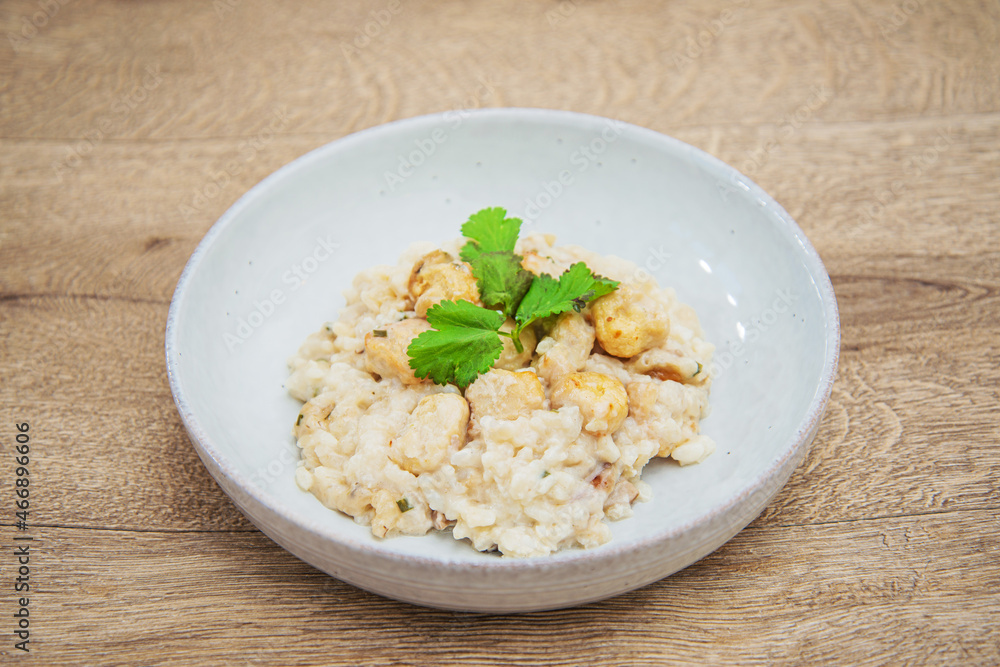 Risotto with fresh cream, salted chicken, rehydrated chips and mushrooms Risotto with fresh cream, salted chicken, rehydrated chips and mushrooms