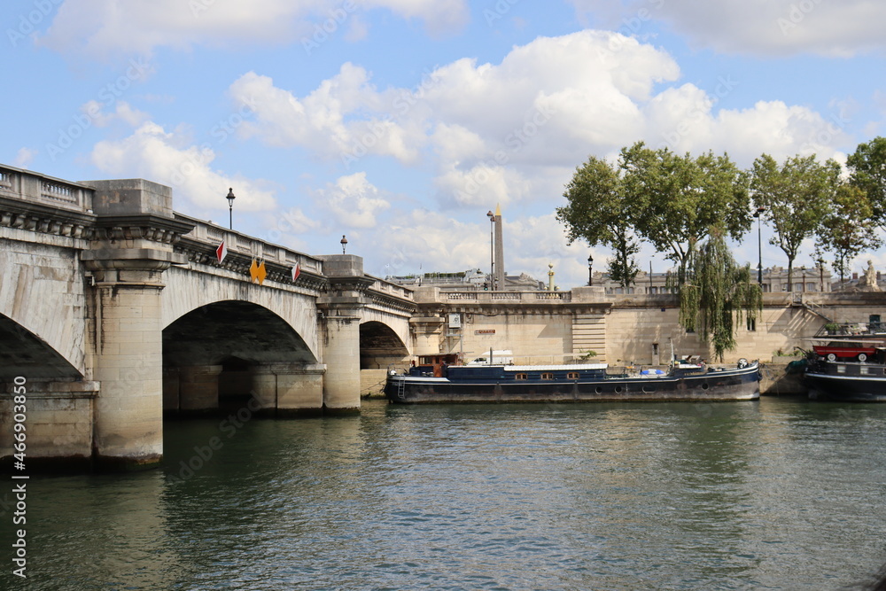 Péniche sur la Seine à Paris