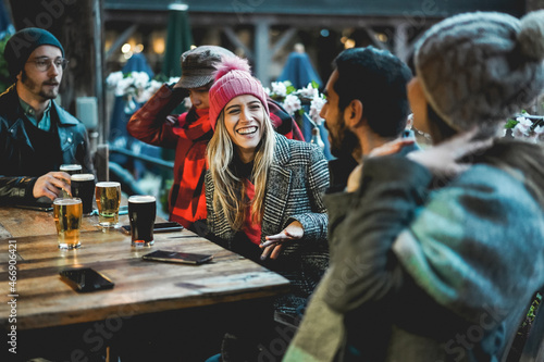 Canvas Print Young people having fun drinking beer at bar restaurant - Focus on center girl f
