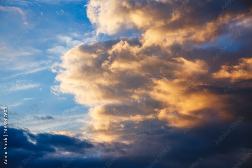 Obraz premium Fantastic colorful sunrise with cloudy sky.
