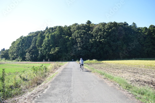 田舎道での自転車 © 寿直 安藤